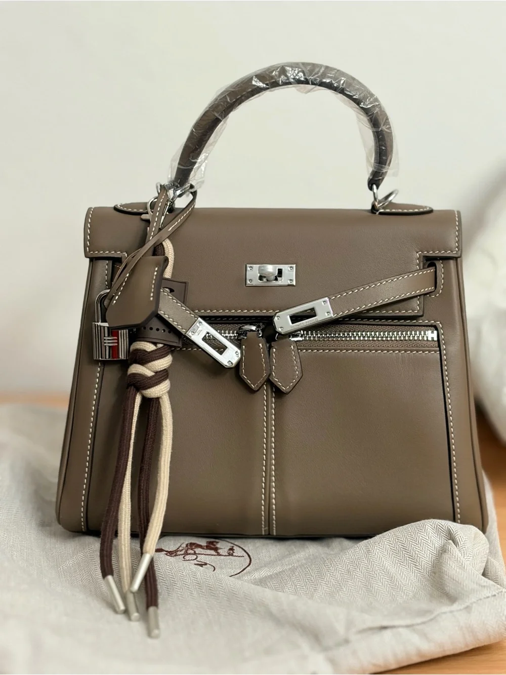 Taupe KELLY LAKIS 25 CM ETOUPE PHW SWIFT CLASSIC CHARM INCLUDED